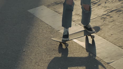 joven patinadora patinando en una rampa al atardecer en un parque de patinaje