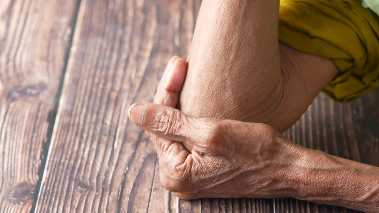 팔꿈치 통증이 있는 노인 여성