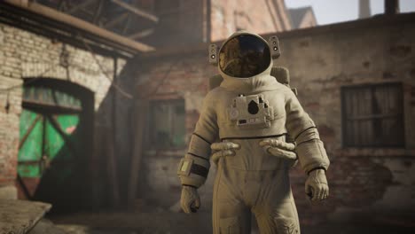 astronauta perdido cerca de edificios industriales abandonados de la vieja fábrica
