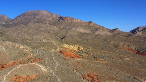 Vista-Aérea-De-Un-Paisaje-Montañoso-Con-Rocas-Rojas-Y-Caminos-De-Tierra,-En-Arizona,-Ee.uu.---Reversa,-Disparo-De-Drones
