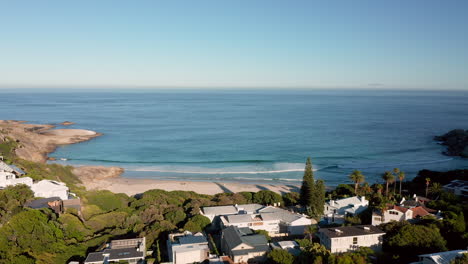 Malerischer-Blick-Auf-Den-Strand-Von-Llandudno-Mit-Villen-Am-Wasser-In-Kapstadt,-Südafrika