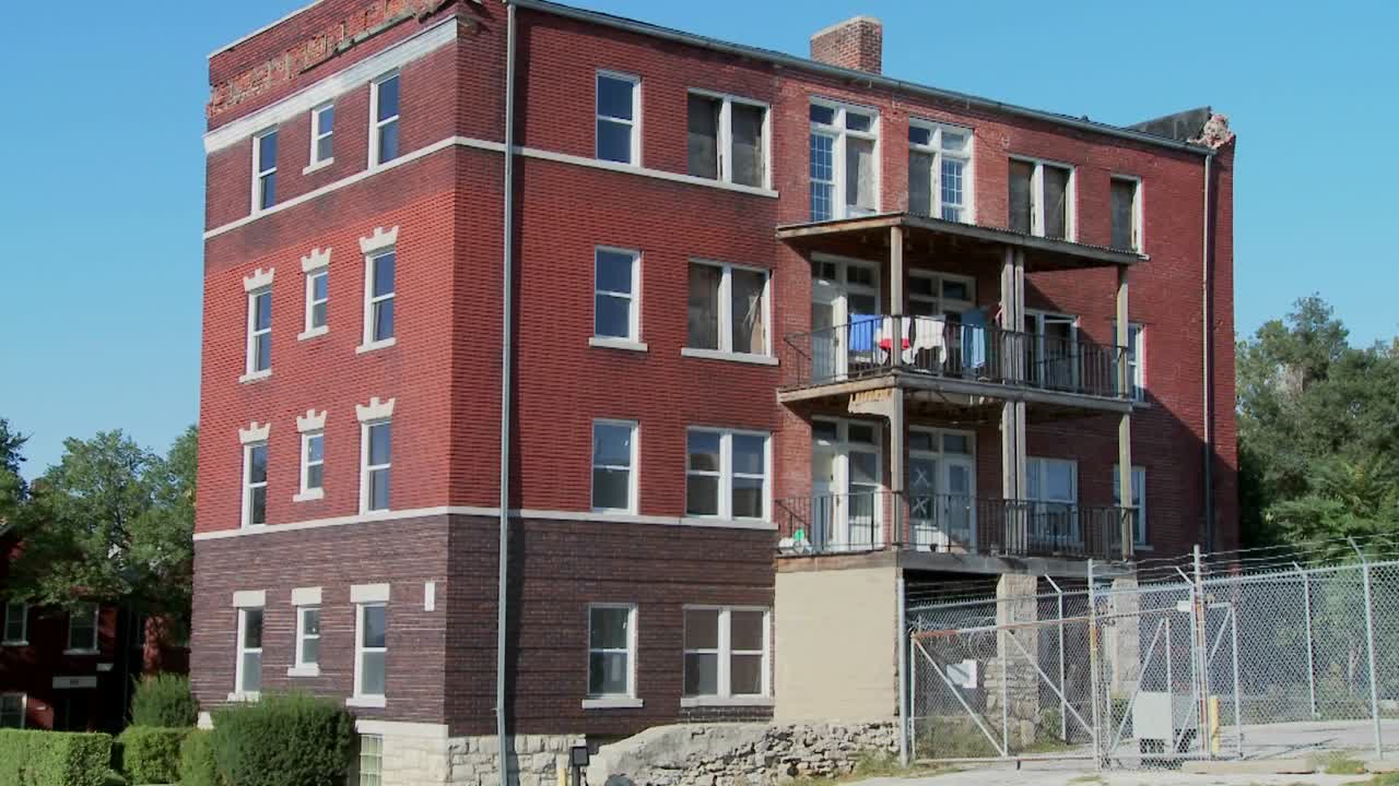 plano general de la ropa que vuela en el porche trasero de una vivienda en el centro de la ciudad