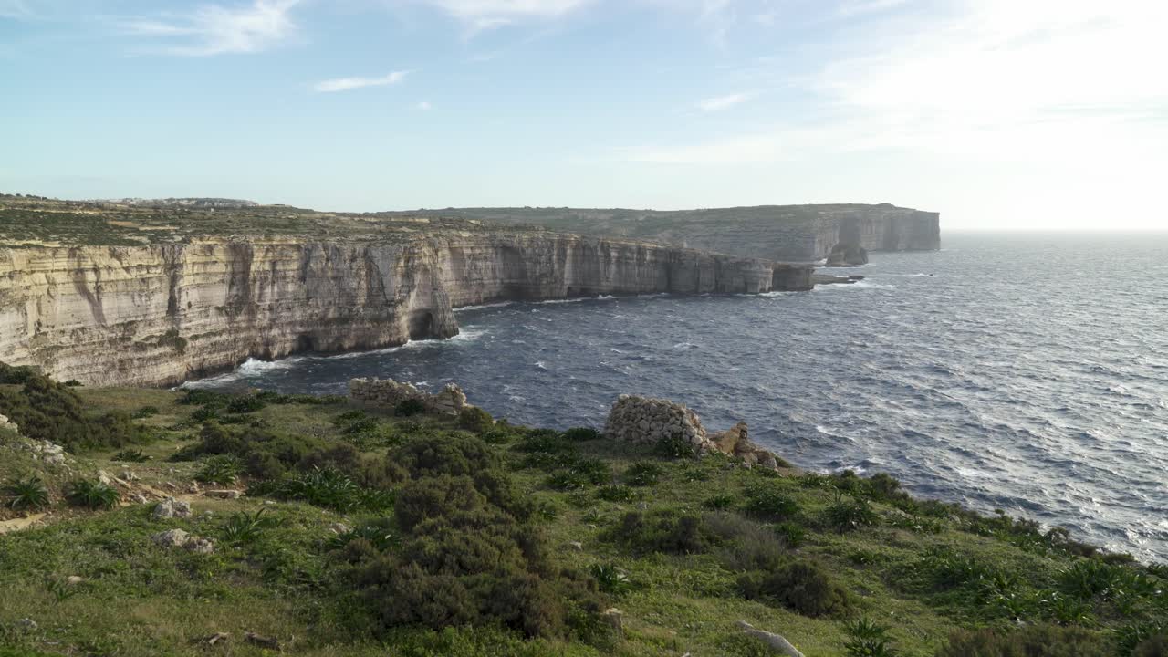 superficie del mar mediterráneo ondeando en el viento en un día soleado en la isla de gozo
