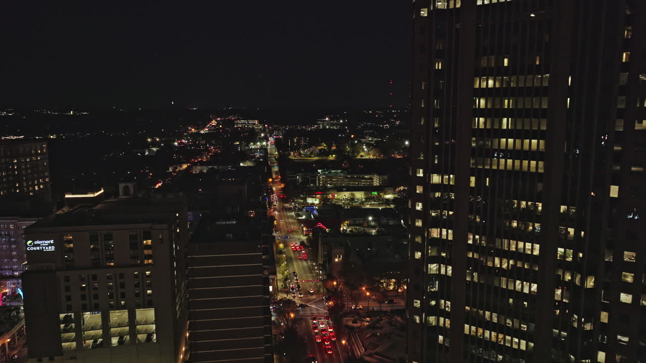 atlanta antena v762 estableciendo un dron disparado volando directamente sobre la avenida norte capturando el paisaje urbano del centro y las vistas de la calle por la noche - filmado con el cine mavic 3 - noviembre de 2021