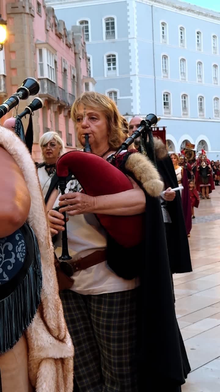 Alicante, España, 6 de agosto de 2025: Música tocando gaita tradicional durante un festival callejero en España. Gaitera con traje folclórico actuando en una calle de la ciudad de Alicante.