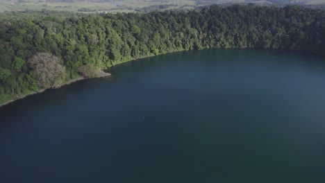 Ruhiges-Wasser-Des-Lake-Eacham-In-Atherton-Tableland,-Queensland,-Australien---Drohnenaufnahme-Aus-Der-Luft