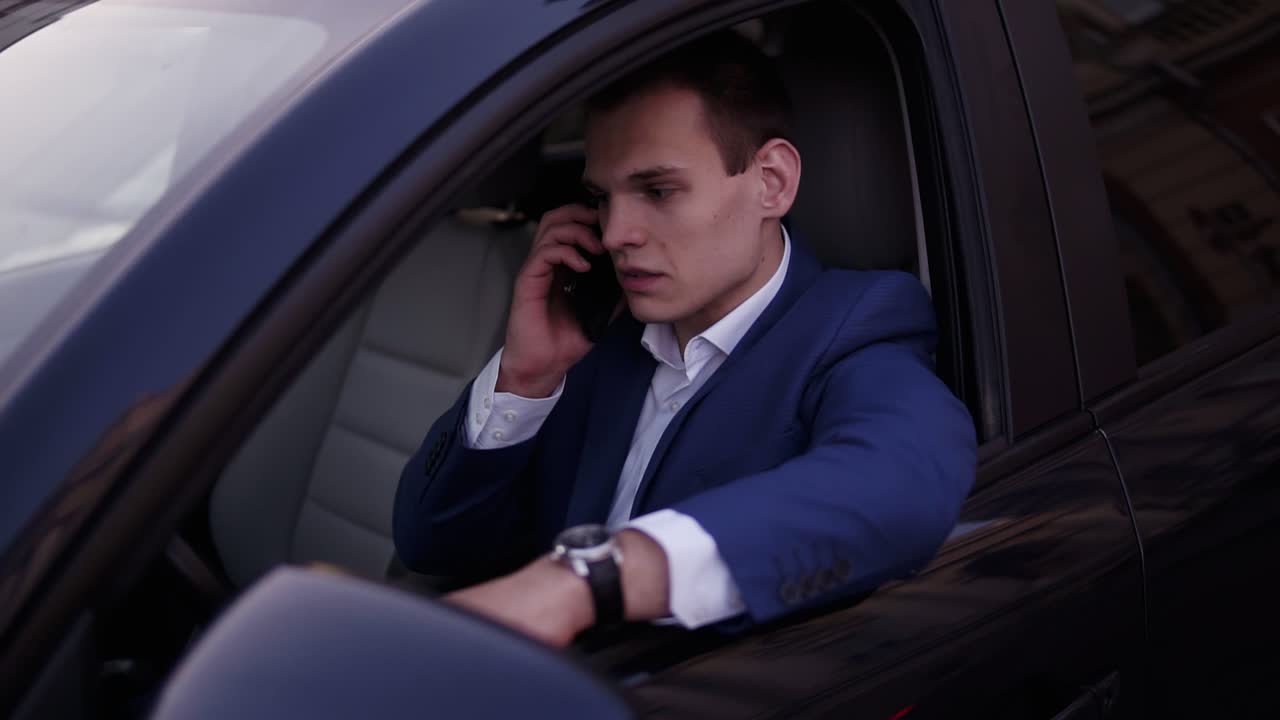 그녀의 남편이 그녀를 위로하려고 하는 동안 창가에 서 있는 슬픈 여자