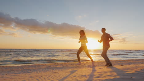 Verliebtes-Paar,-Das-Spaß-Am-Strand-Bei-Sonnenuntergang-Hat-Berugegu-Man-Rennt-Dem-Mädchenkonzept-Nach---Der-Hone