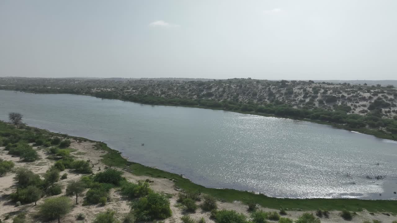 vista aérea de bajo ángulo del hermoso lago botar situado en sanghar
