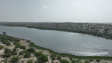 Vista-Aérea-De-ángulo-Bajo-Del-Hermoso-Lago-Botar-Situado-En-Sanghar