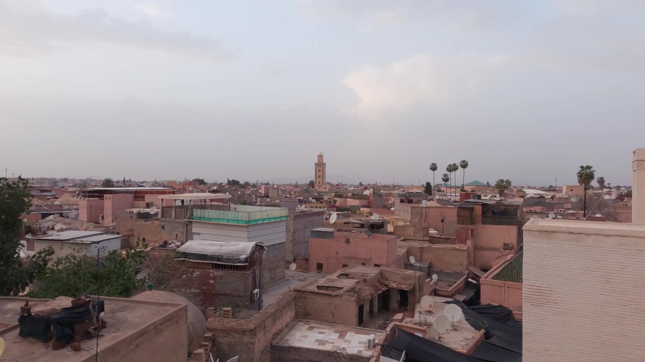 Ampia vista della città dal tetto. Marrakech, Marocco