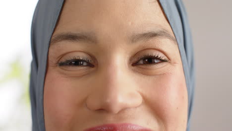 히자브를 입은 미소 짓는 두 인종 여성의 초상화, 복사 공간, 느린 동작