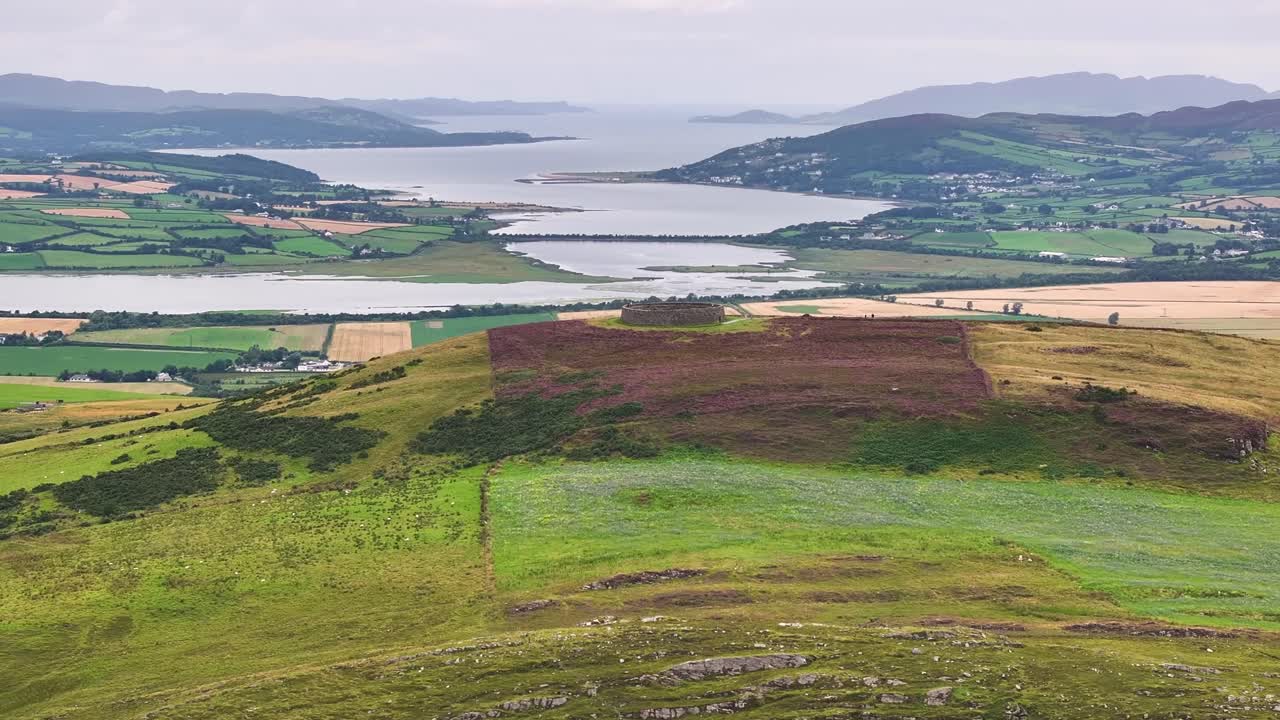 Runt monument på toppen av Greenan Mountain med kustutsikt, Donegal, Irland