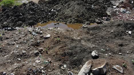 montones de basura al aire libre en los barrios marginales de kibera