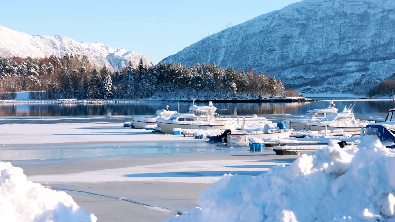 눈과 얼음으로 뒤덮인 노르웨이 올레순 외곽의 스코제에 있는 håhjem 선착장