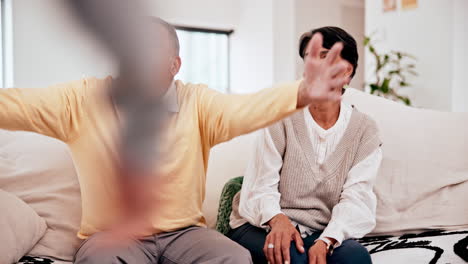 가족, 할아버지, 할머니와 아이들이 포옹합니다.
