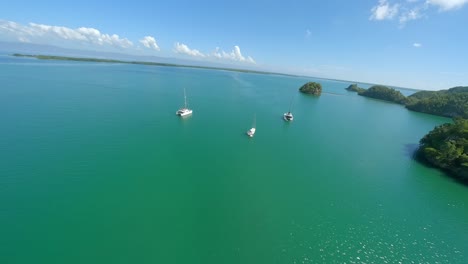 FPV-Des-Nationalparks-Los-Haitises-Mit-Booten-Auf-Dem-Malerischen-Meer-In-Der-Dominikanischen-Republik---Drohne