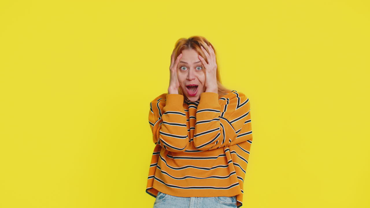 mujer asombrada sorpresa mirando a la cámara con ojos grandes conmocionada por la victoria repentina wow emoción