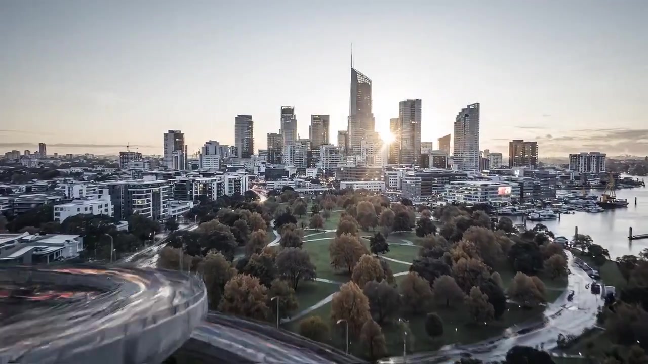 Uno skyline vivace che passa da una notte tempestosa a un tramonto sereno, mettendo in risalto la vibrante vita urbana e l'architettura moderna contro uno sfondo suggestivo