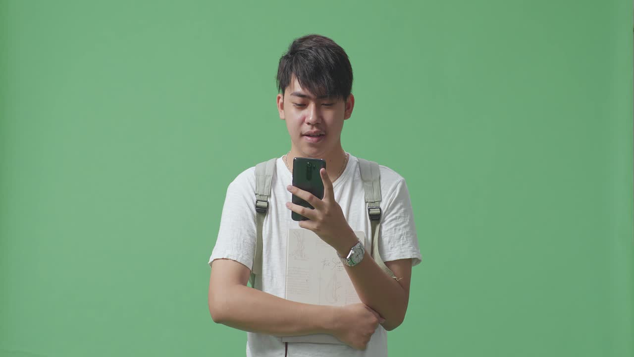 스마트폰을 사용하는 학생