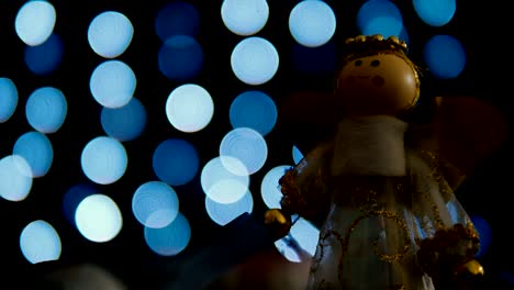 decoración de navidad de ángulo con bucle de luces bokeh azules