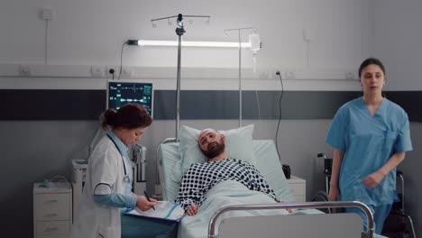 médico practicante que supervisa a un hombre enfermo escribiendo el tratamiento de la enfermedad en el clipboard