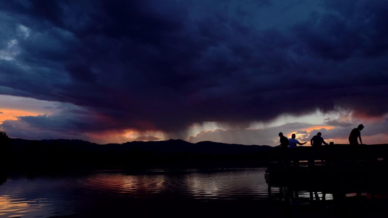espectacular puesta de sol y nubes de tormenta sobre el lago coot, boulder, colorado