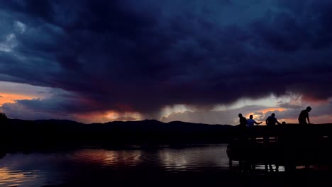 Dramatischer-Sonnenuntergang-Und-Sturmwolken-über-Dem-Blässhuhn-See,-Boulder,-Colorado