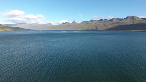 una toma aérea de un avión no tripulado volando hacia la acuicultura marina en islandia.