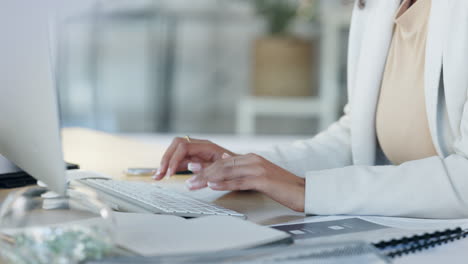 manos femeninas escribiendo un correo electrónico en su computadora