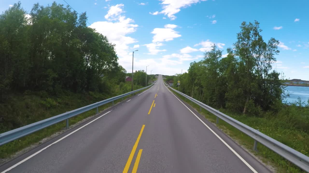 Rijden in een auto op een weg in Noorwegen: de Atlantische Oceaanweg of de Atlantische Weg (Atlanterhavsveien), die de titel heeft gekregen van (Noors Bouwwerk van de Eeuw).
