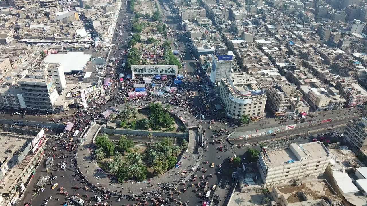 Manifestazioni di massa in Iraq, a Baghdad, riprese da un drone