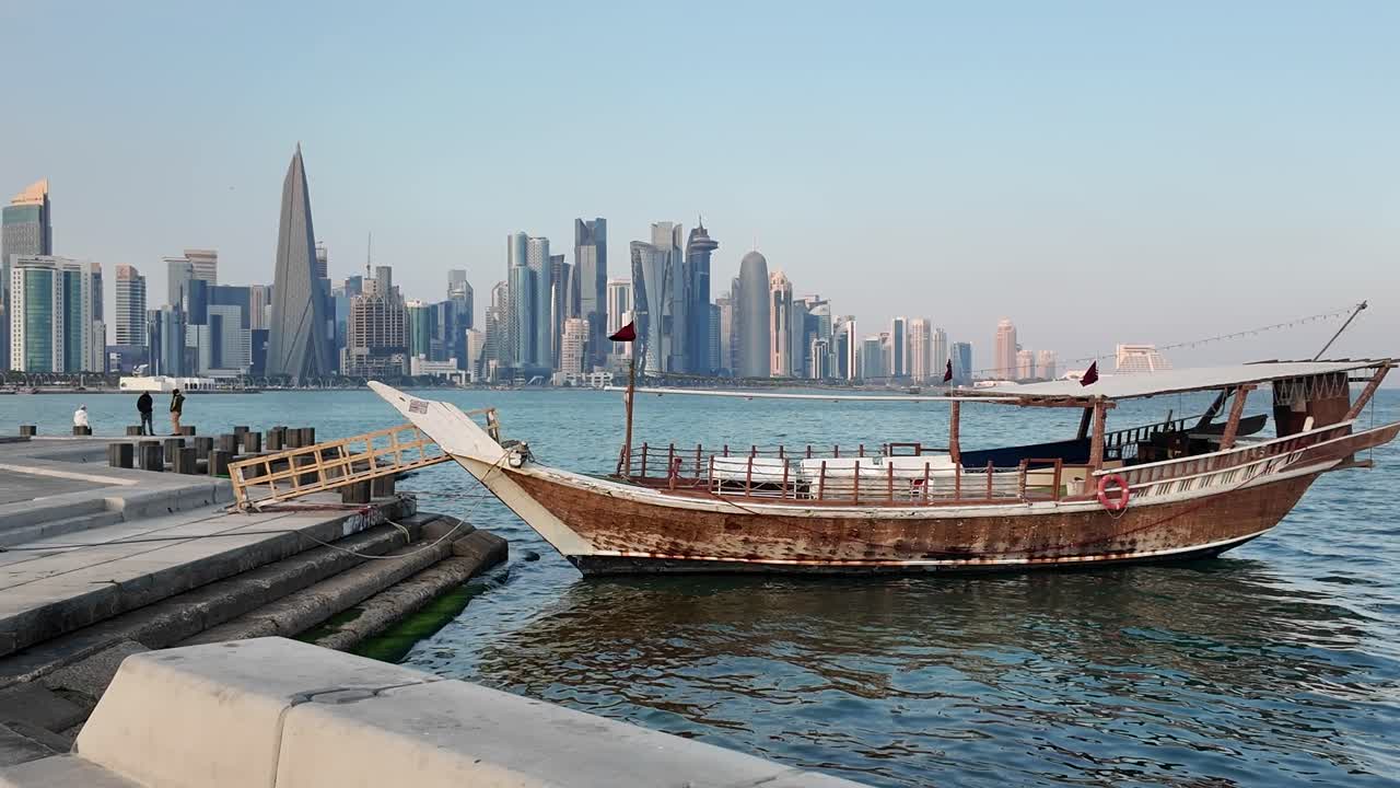 Dohas skyline i Qatar med tradisjonell Dhow-båt