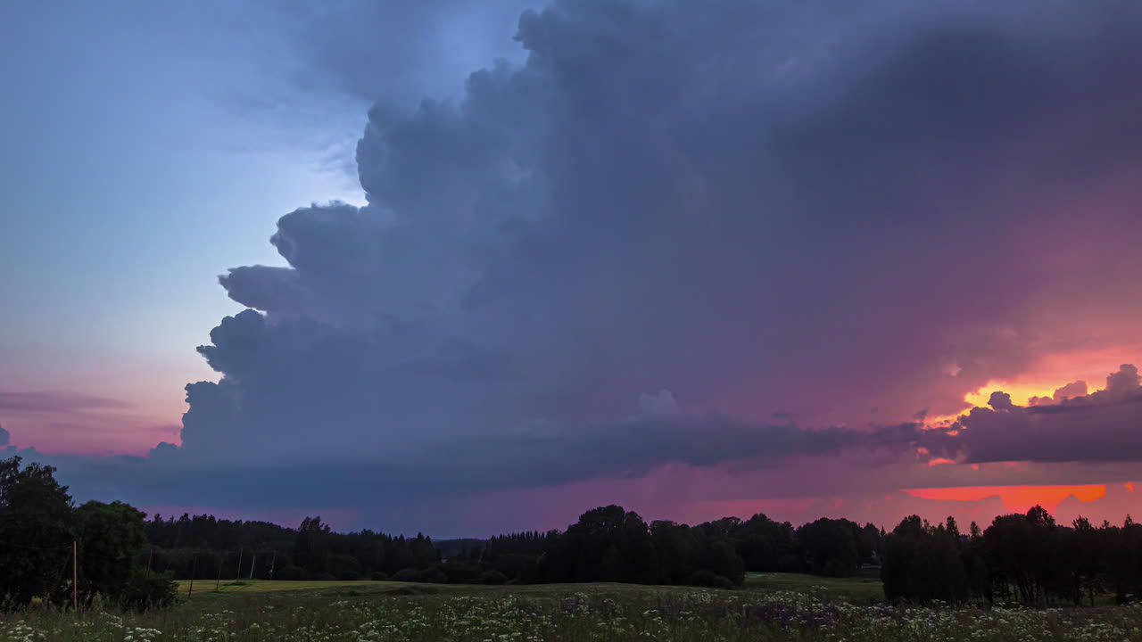 저녁 하늘에서 반 ⁇ 이는 분홍색 쿠무로닌버스 천둥 구름, 타임  ⁇ 스
