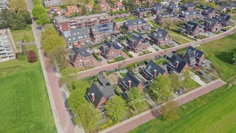verbazingwekkende antenne van een moderne voorstedelijke wijk met fotovoltaïsche zonnepanelen op het dak