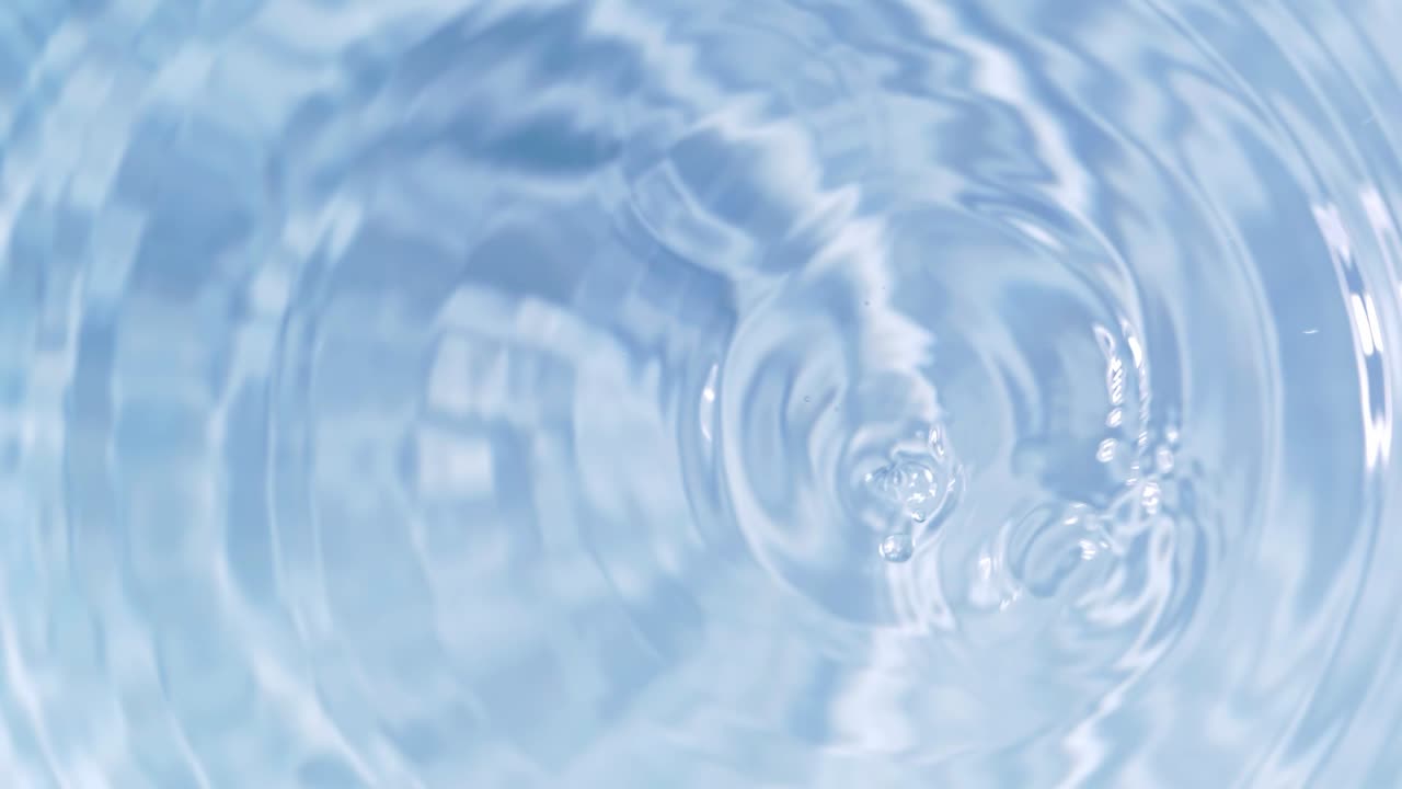 물 표면으로 떨어지는 드롭의 상위 뷰 슬로우 모션 및 흰색 배경에 분기 원