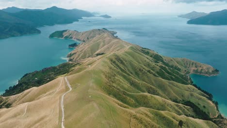 Impresionante-Mirador-Aéreo-Del-Estrecho-Cruce-Entre-El-Continente-De-Te-Aumiti-French-Pass-Y-La-Isla-D&#39;Urville-En-Marlborough-Sounds,-Isla-Sur-De-Nueva-Zelanda-Aotearoa.