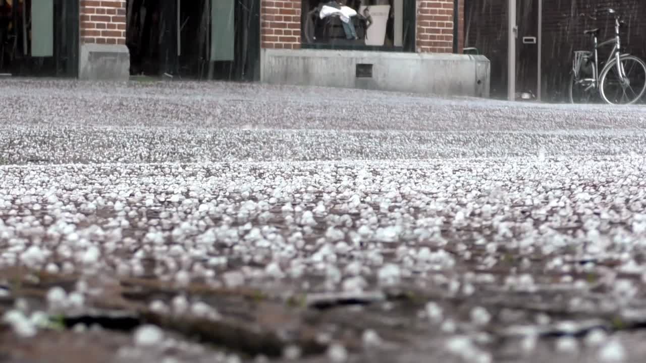 el granizo tiñe de blanco las calles de la ciudad