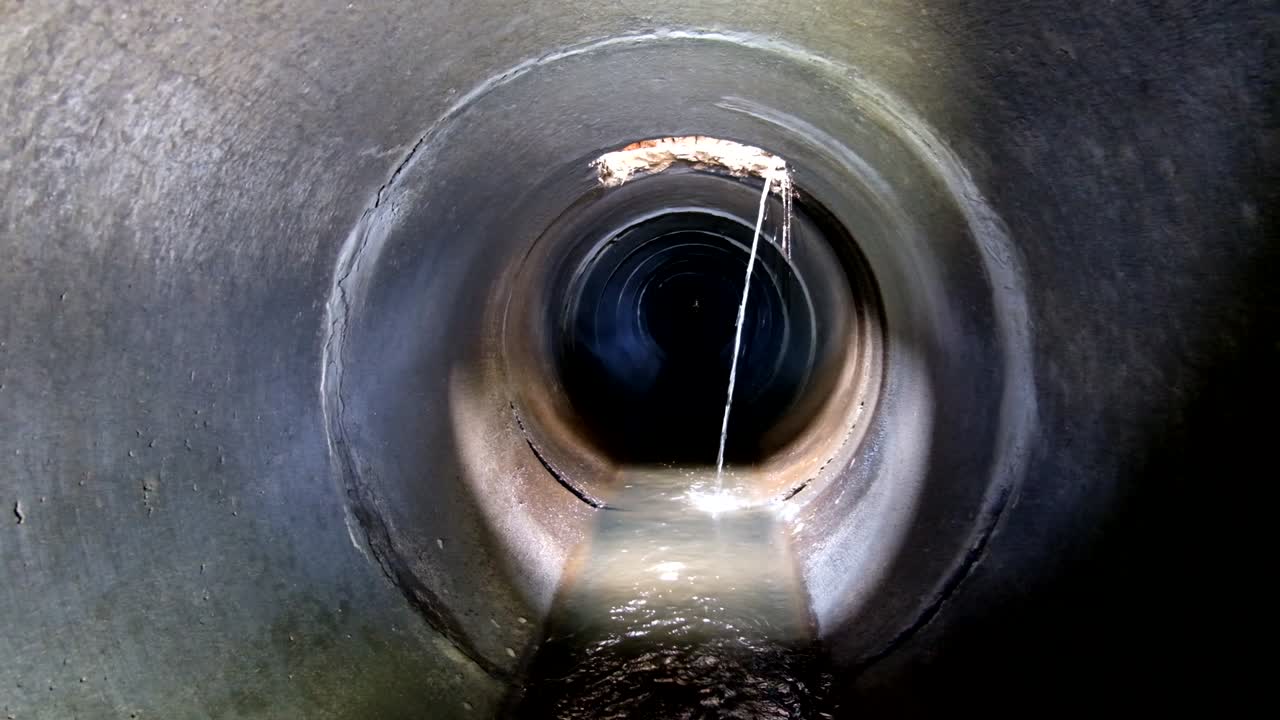 alcantarillado subterráneo túnel de hormigón redondo. aguas residuales urbanas que fluyen arrojar tubería de alcantarillato