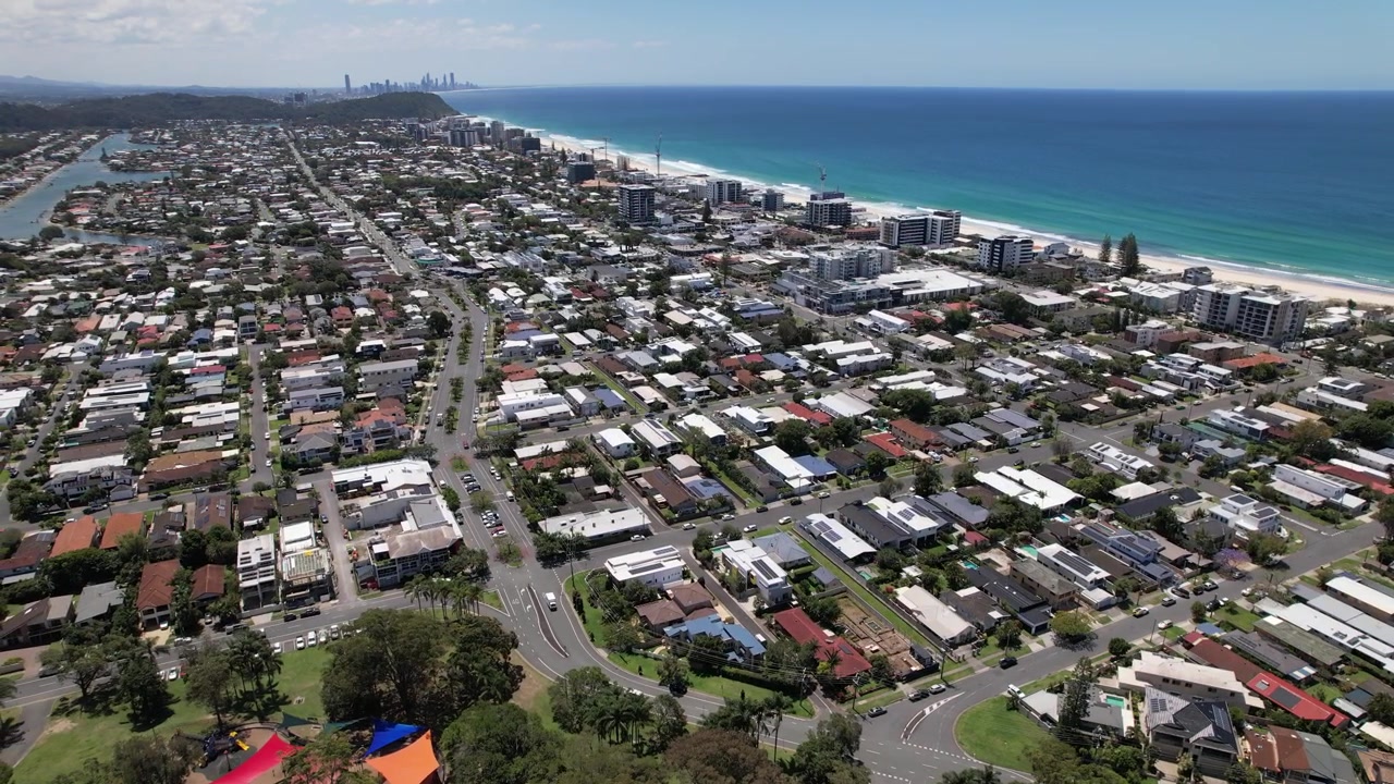 Các công trình kiến trúc trên bờ biển Palm Beach với tầm nhìn ra biển ở Gold Coast, Queensland, Úc. Ảnh chụp từ trên không.