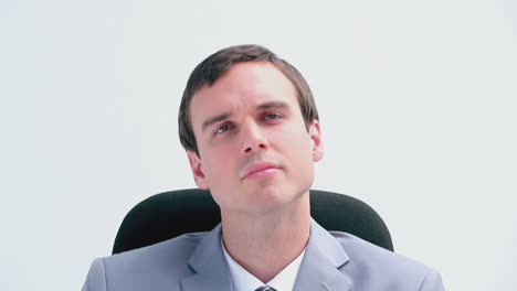 un hombre de negocios sentado en su silla.