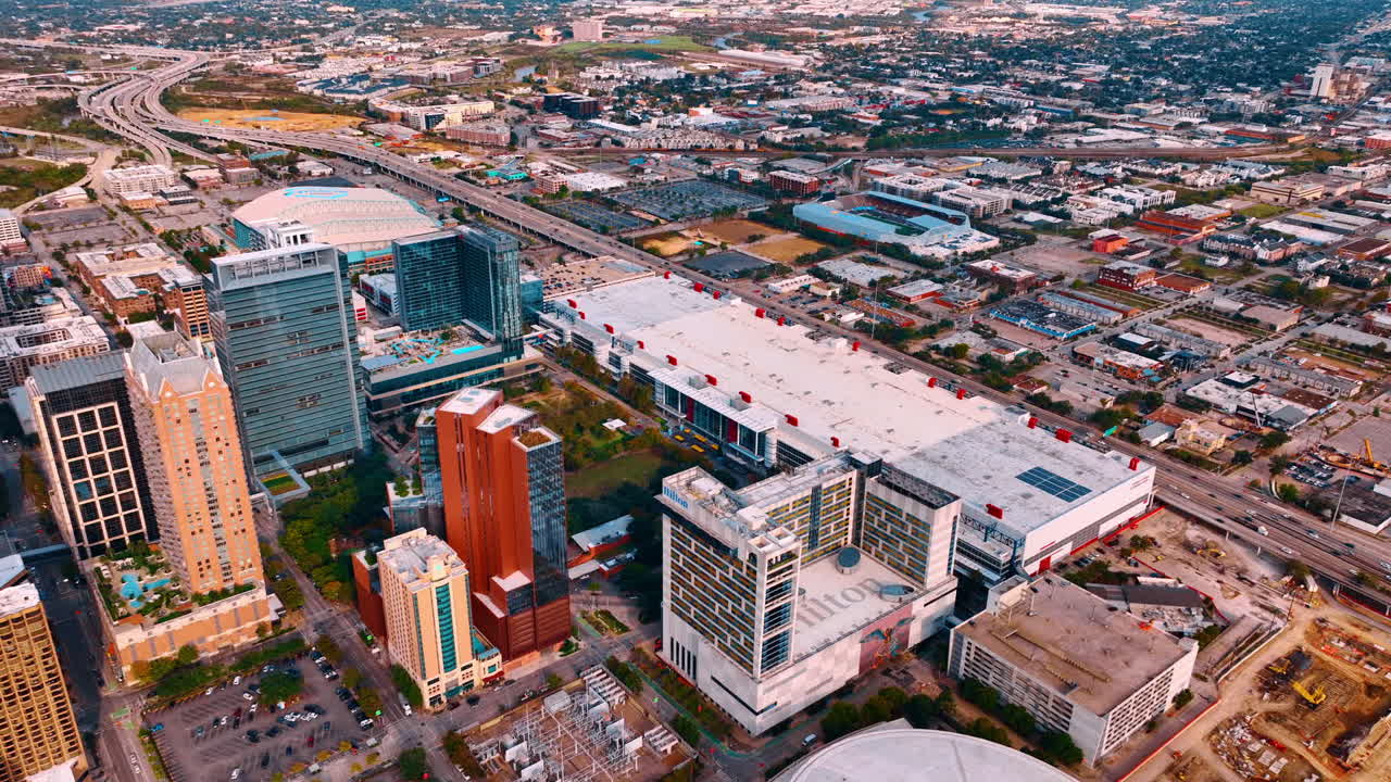 Houston, Hoa Kỳ, 24 tháng 11 năm 2025: Trung tâm hội nghị và khu đô thị trung tâm Houston. Hình ảnh chụp bằng flycam tòa nhà trung tâm hội nghị lớn và các khách sạn cao tầng xung quanh ở khu trung tâm Houston.