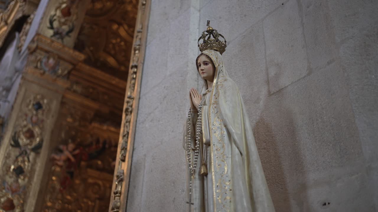 Vista ravvicinata di una statua religiosa incoronata all'interno di una chiesa in pietra