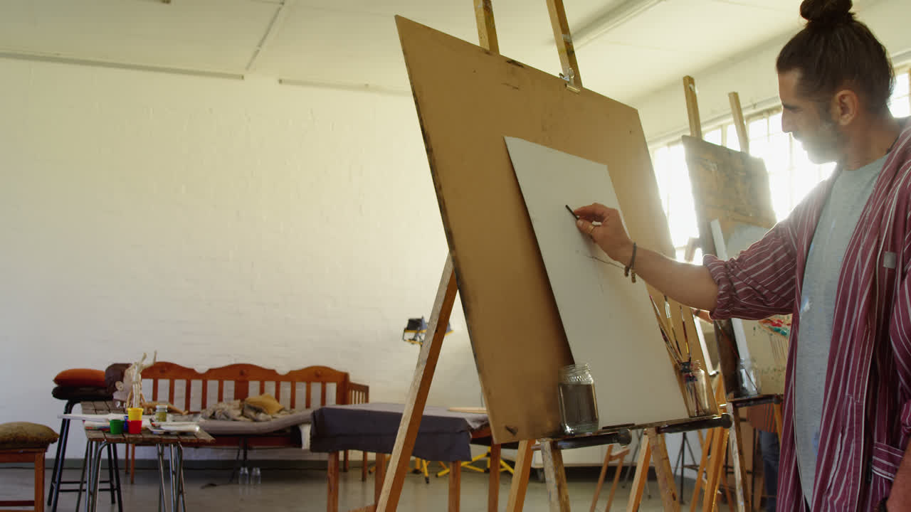 캔버스 4k 에 있는 예술가 의 스케치