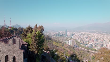 智利圣克里斯托巴尔山顶和绿地大都会公园的圣地亚哥全景 - 从空中向上