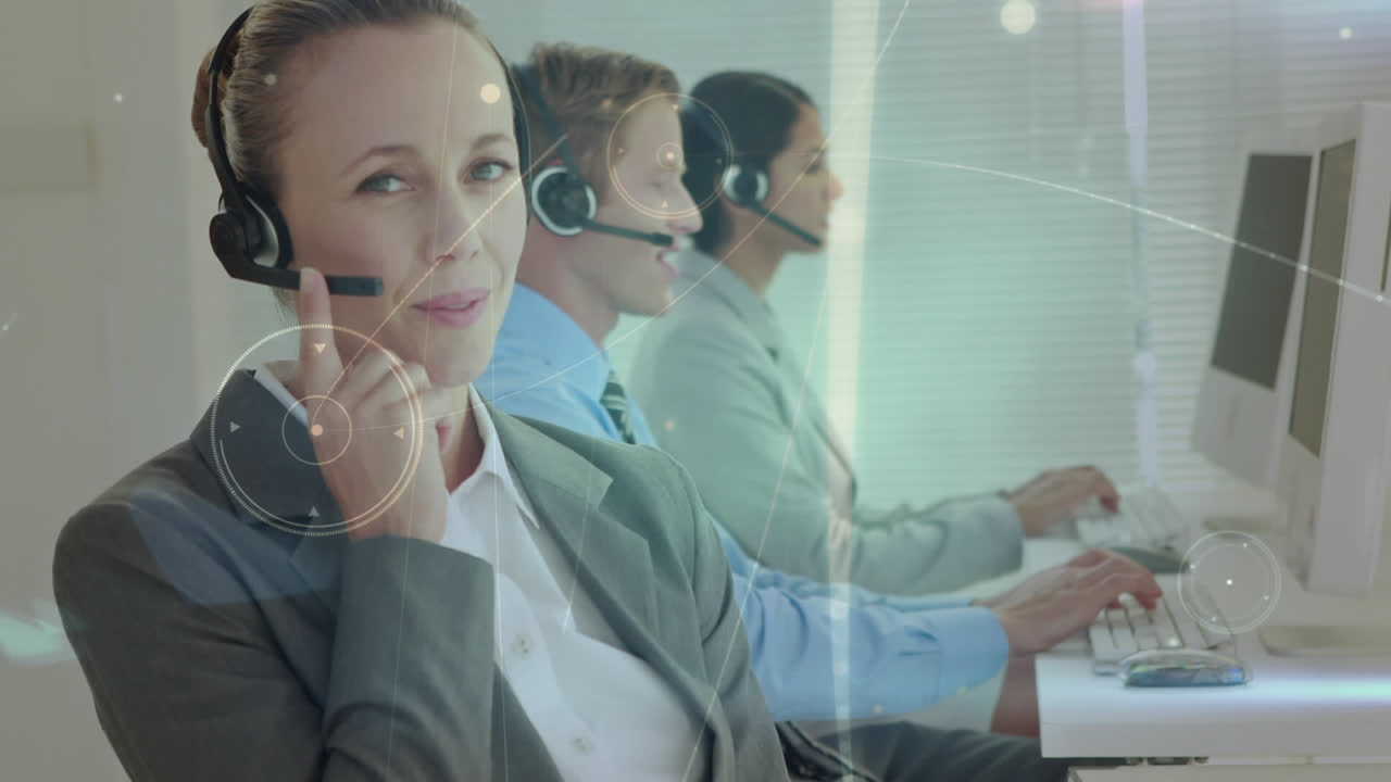 animación de la red de conexiones a través de personas de negocios que usan auriculares telefónicos