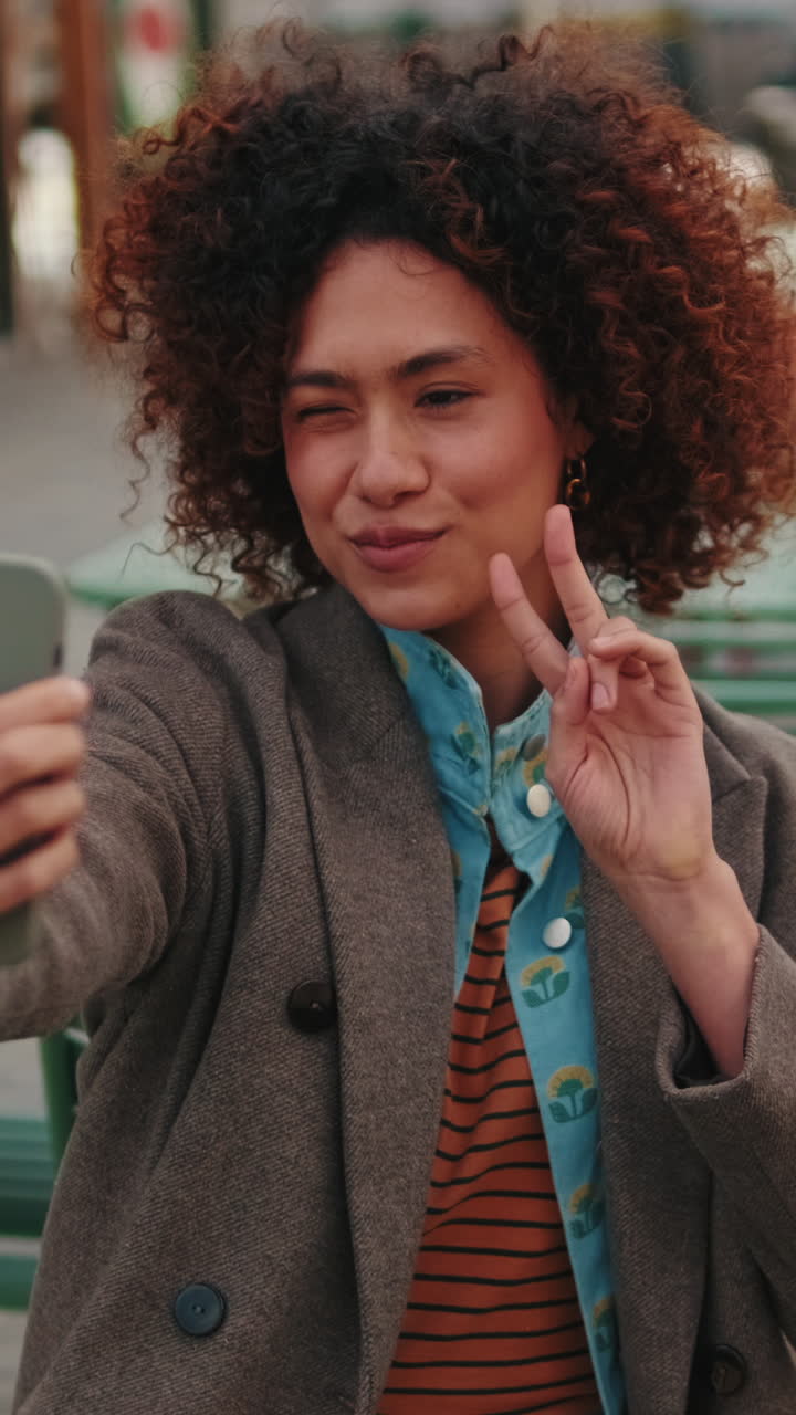 Donna che scatta un selfie all'aperto