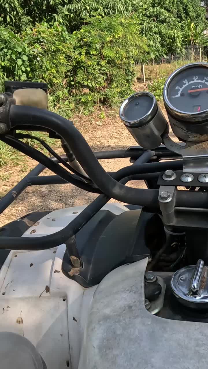 야외에서 atv 타는 1인칭 시각