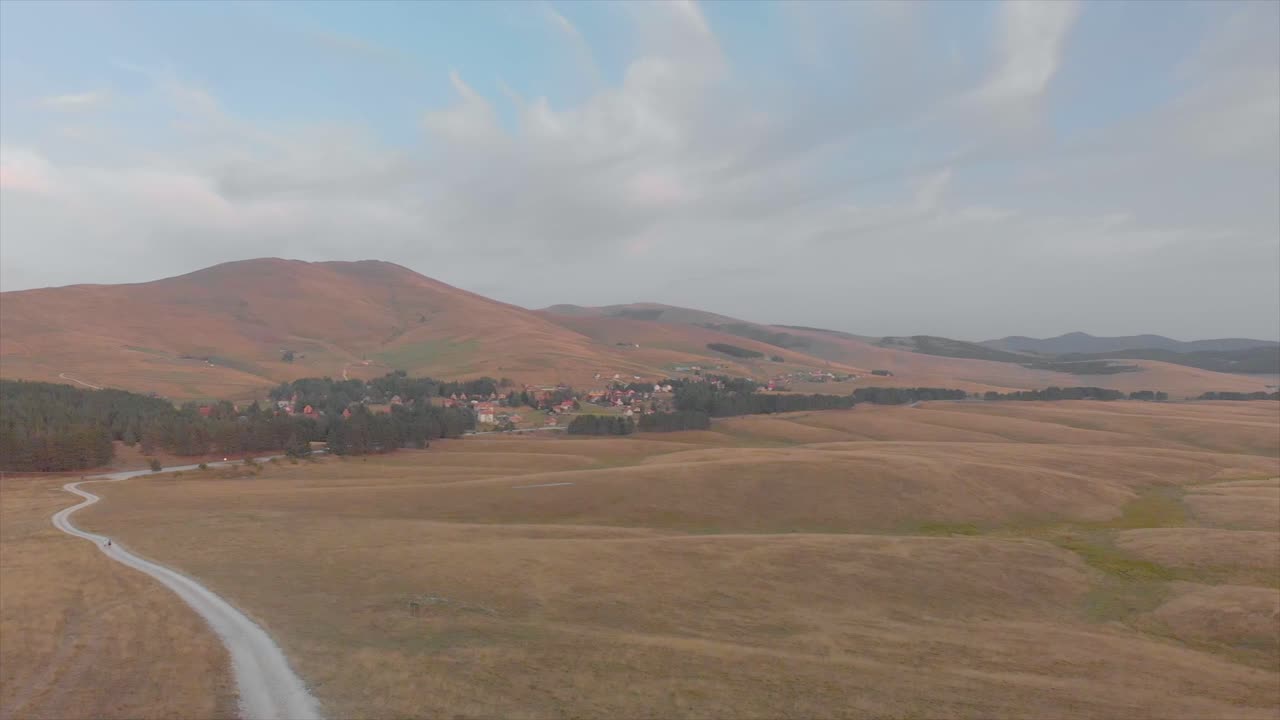 석양에 즐라티보르 산의 드론 영상