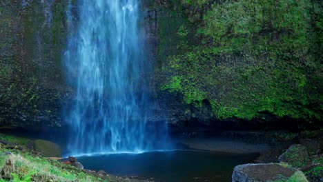 A-popular-waterfall-in-the-PNW-cascading-down-rocky-cliffs,-creates-a-stunning-and-serene-scene-of-natural-beauty-in-the-cold-season